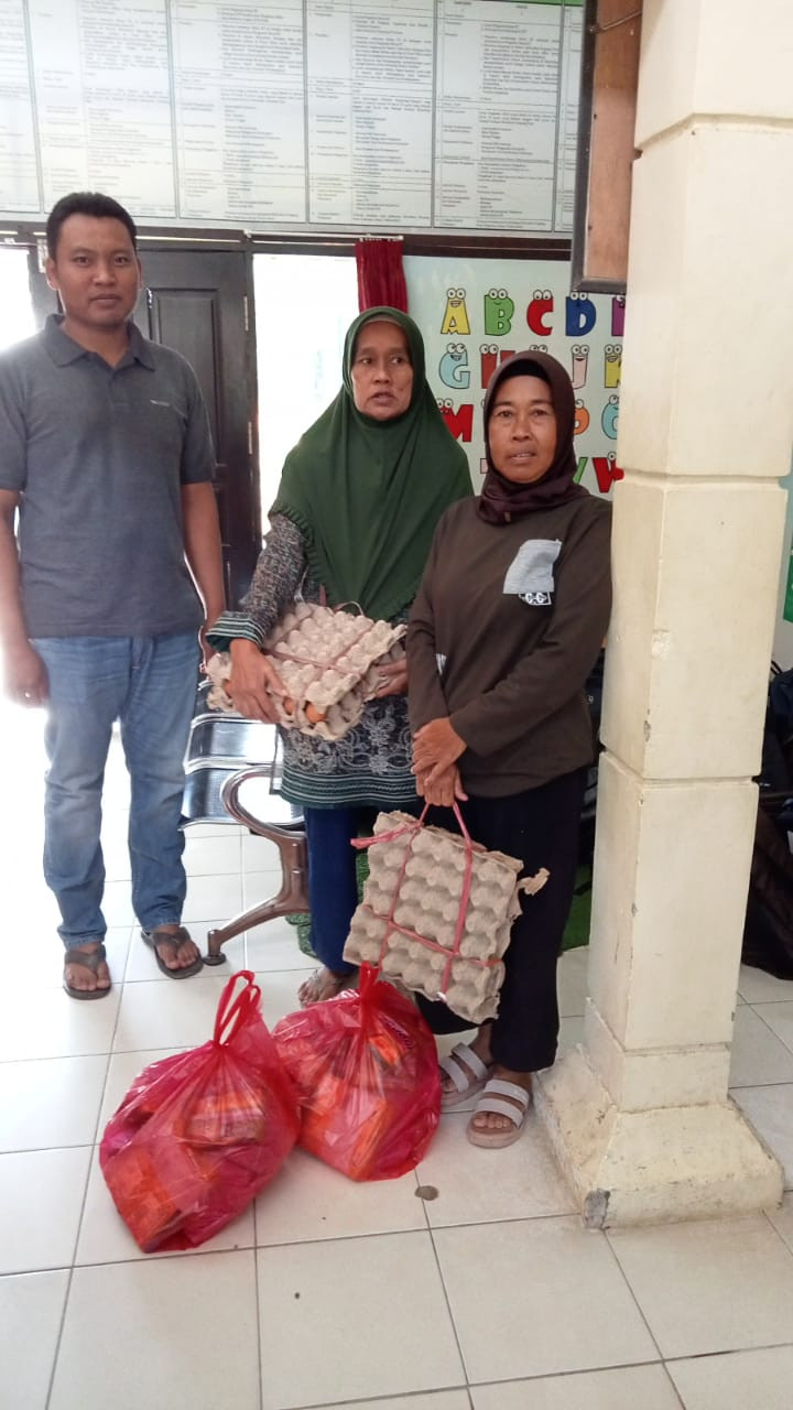 Pembagian Sembako dan Bantuan Anak Sekolah Program Probebaya Tahun 2022