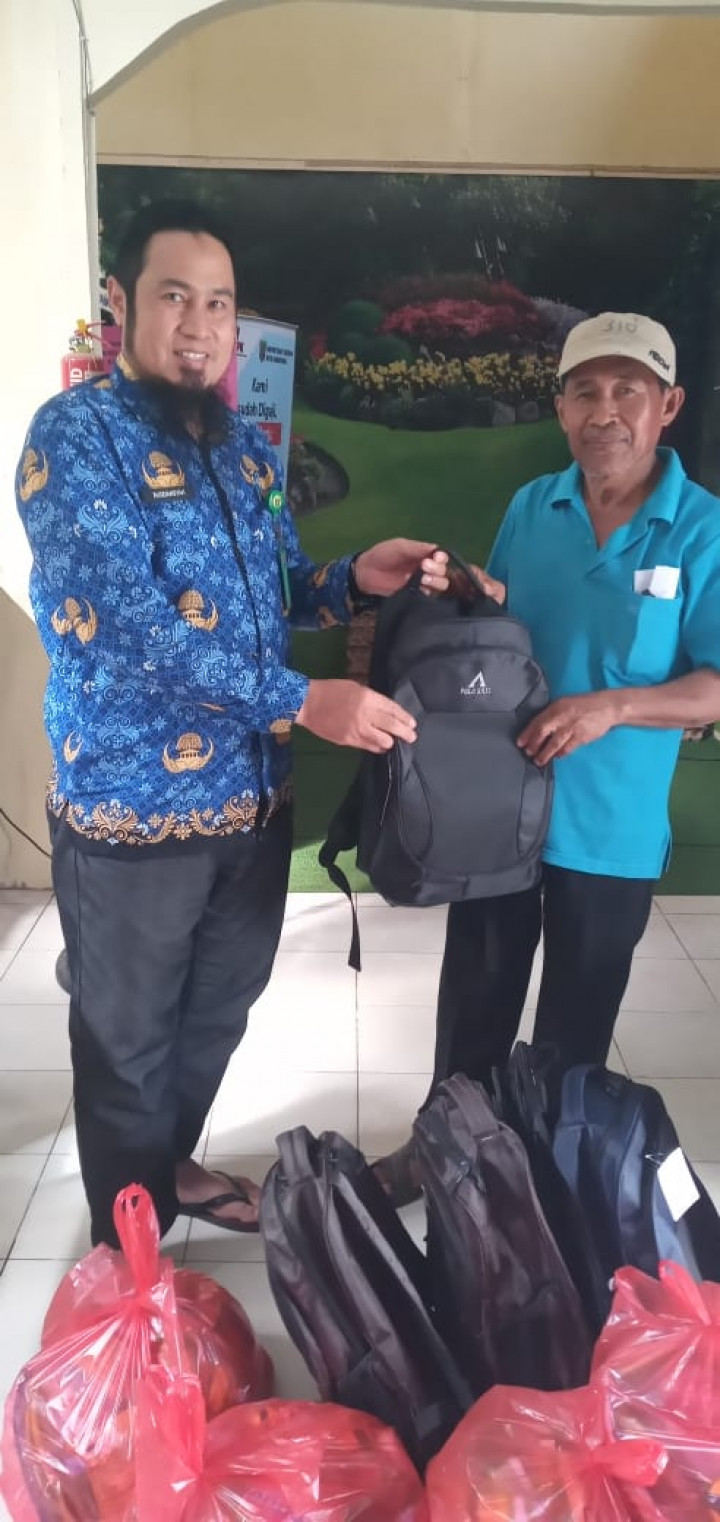 Pembagian Sembako dan Bantuan Anak Sekolah Program Probebaya Tahun 2022