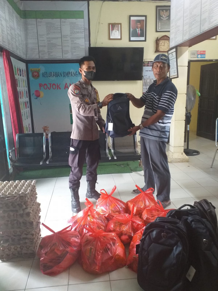 Pembagian Sembako dan Bantuan Anak Sekolah Program Probebaya Tahun 2022