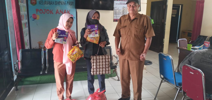 Pembagian Sembako dan Bantuan Anak Sekolah Program Probebaya Tahun 2022