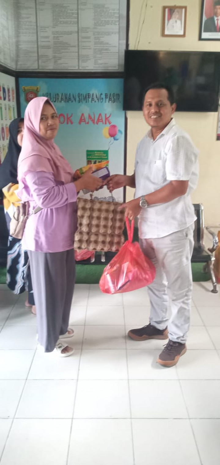 Pembagian Sembako dan Bantuan Anak Sekolah Program Probebaya Tahun 2022