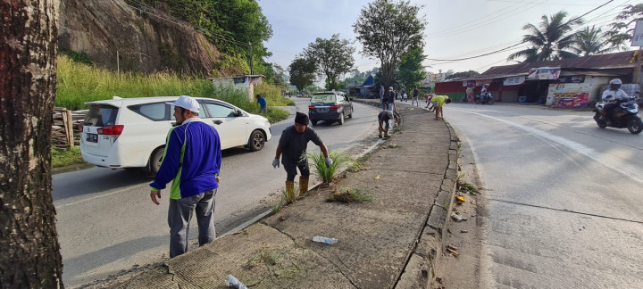 Gotong Royong Massal Di Sepanjang Jalan Trikora dan Ampera