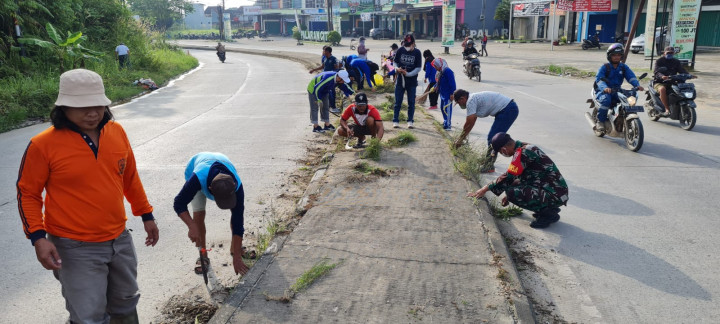 Gotong Royong Massal Di Sepanjang Jalan Trikora dan Ampera