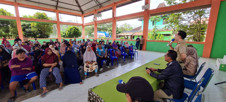 Pembagian Bantuan Sembako dan Alat Perlengkapan Sekolah Probebaya 2023