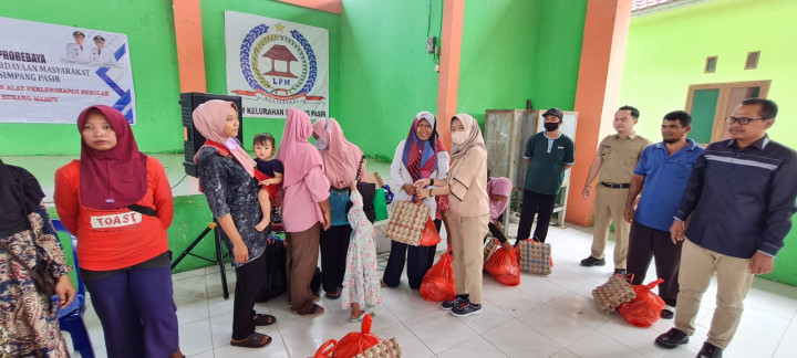 Pembagian Bantuan Sembako dan Alat Perlengkapan Sekolah Probebaya 2023