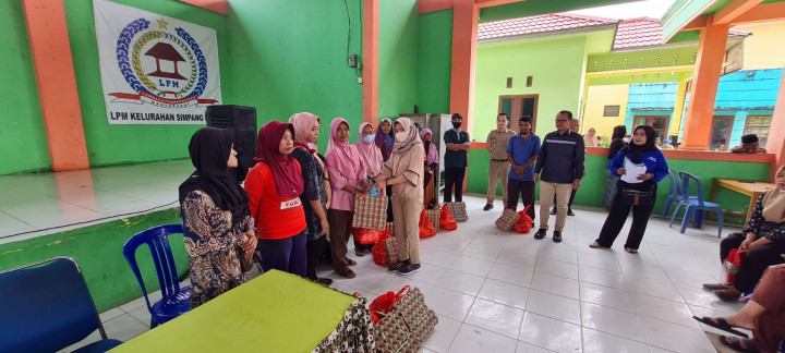 Pembagian Bantuan Sembako dan Alat Perlengkapan Sekolah Probebaya 2023