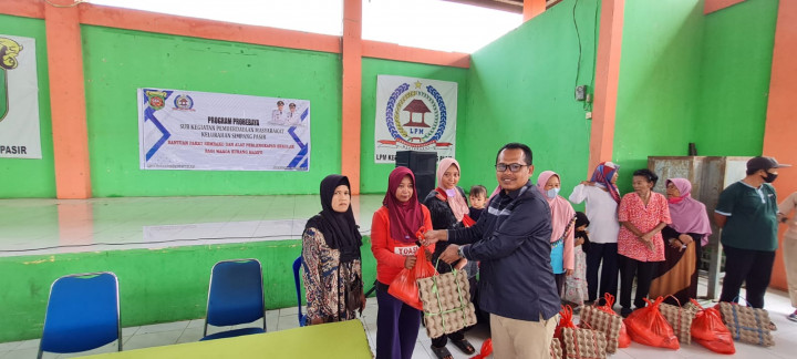 Pembagian Bantuan Sembako dan Alat Perlengkapan Sekolah Probebaya 2023