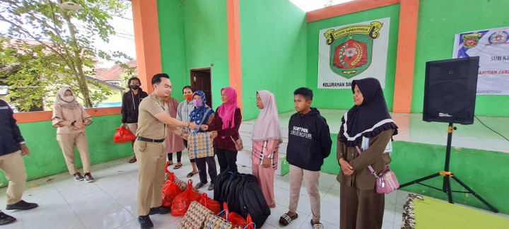 Pembagian Bantuan Sembako dan Alat Perlengkapan Sekolah Probebaya 2023