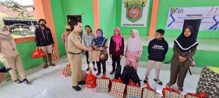 Pembagian Bantuan Sembako dan Alat Perlengkapan Sekolah Probebaya 2023