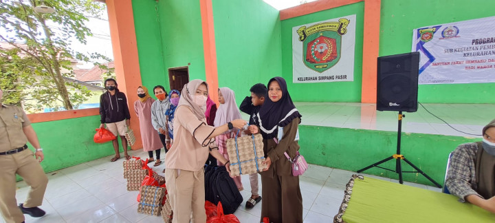 Pembagian Bantuan Sembako dan Alat Perlengkapan Sekolah Probebaya 2023