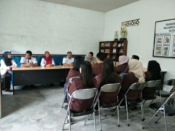 Serah Terima Mahasiswa KKN Universitas Widyagama Di Kelurahan Sindang Sari