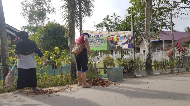 Jum'at Bersih di sekitar halaman kantor Kelurahan Sindang Sari
