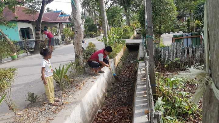Jum'at Bersih di sekitar halaman kantor Kelurahan Sindang Sari