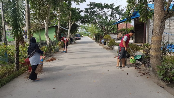 Jum'at Bersih di sekitar halaman kantor Kelurahan Sindang Sari