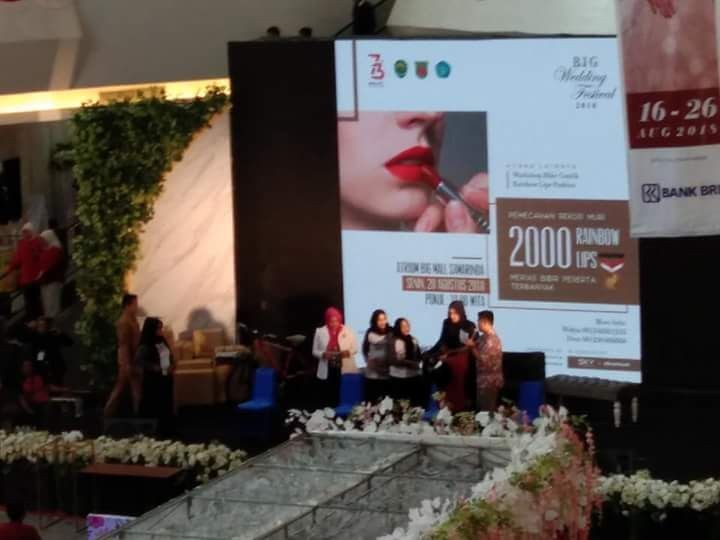 Pemecahan Rekor Muri Merias Bibir Terbanyak