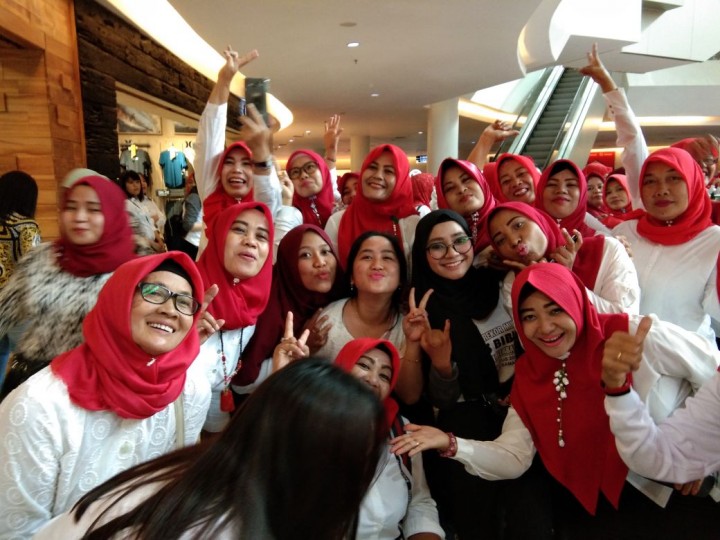 Pemecahan Rekor Muri Merias Bibir Terbanyak