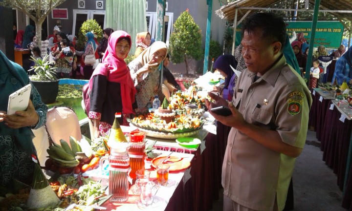 Lomba Tumpeng di kelurahan sambutan dan peresmian kampung KB di kelurahan Sambutan