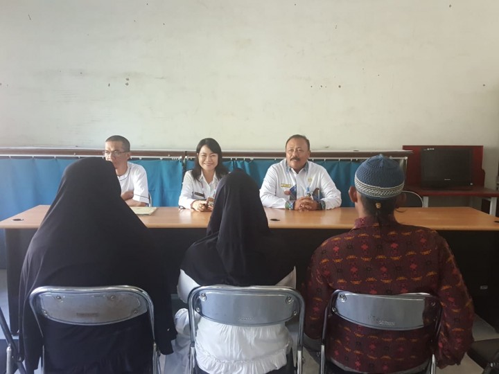 Menerima kehadiran Kabid Perlindungan hak perempuan dan perlindungan khusus anak (PHPPKA) Dinas Pemberdayaan perempuan dan perlindungan anak  dalam rangka penyerahan SK PATBM Kelurahan Sindang sari.