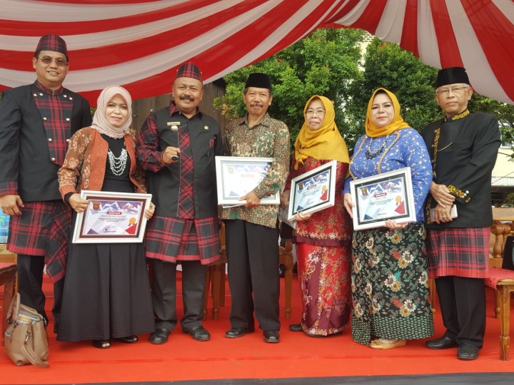 Menerima penghargaan dari bpk walikota samarinda,kampung KB gema kencana kel.sindang sari.bekerja sama disdukcapil laskar two in one