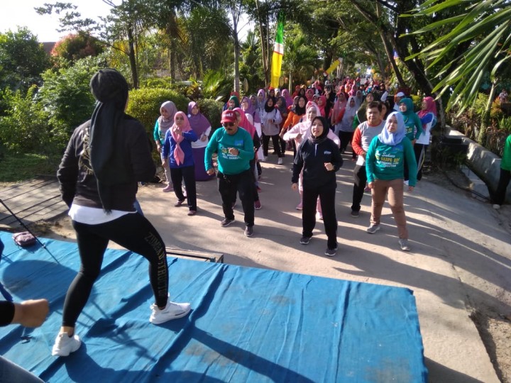 Memperingati HUT pemkot kota samarinda yang ke 351 dan HUT Nutrifood yang ke 40. di Balai desa kel.sindang sari.