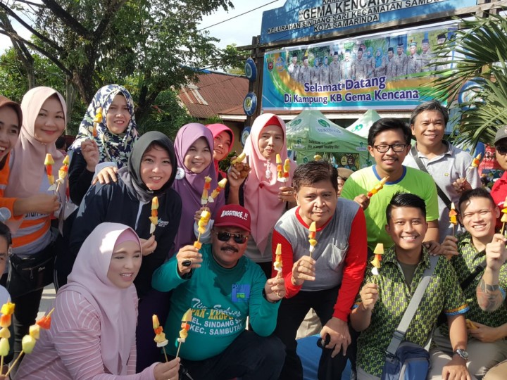 Memperingati HUT pemkot kota samarinda yang ke 351 dan HUT Nutrifood yang ke 40. di Balai desa kel.sindang sari.
