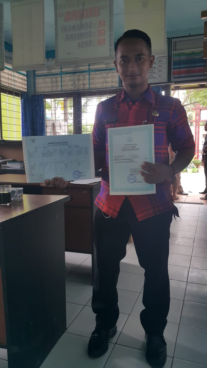 Menerima penghargaan dari bpk walikota samarinda,kampung KB gema kencana kel.sindang sari.bekerja sama disdukcapil laskar two in one