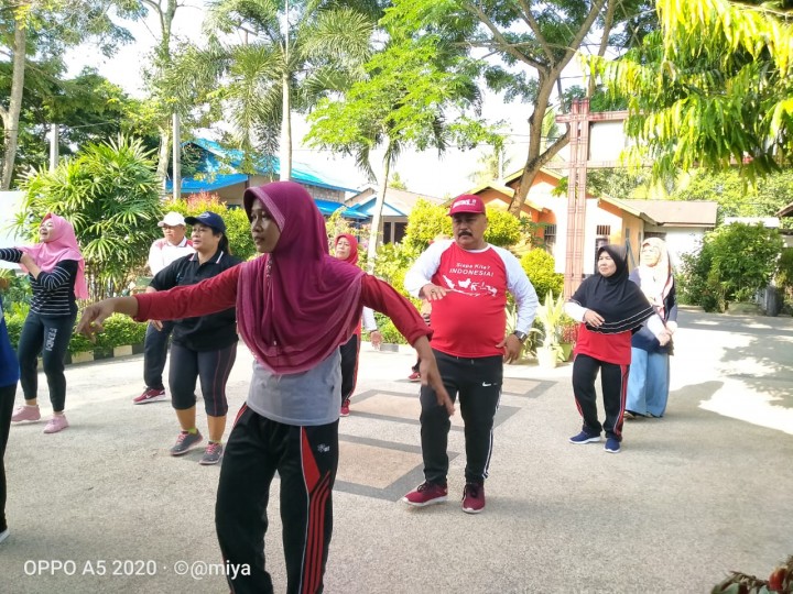 Senam Sehat di halaman kantor kelurahan sindang sari