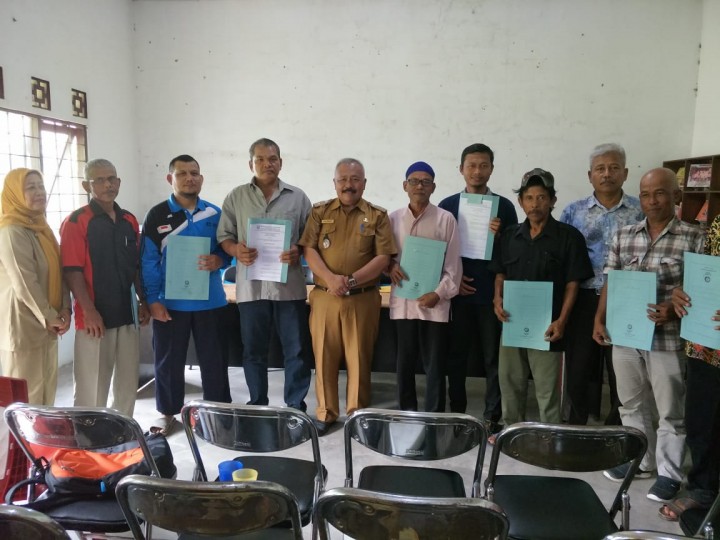 Penyerahan SK RT kepada seluruh RT di lingkungan masing-masing