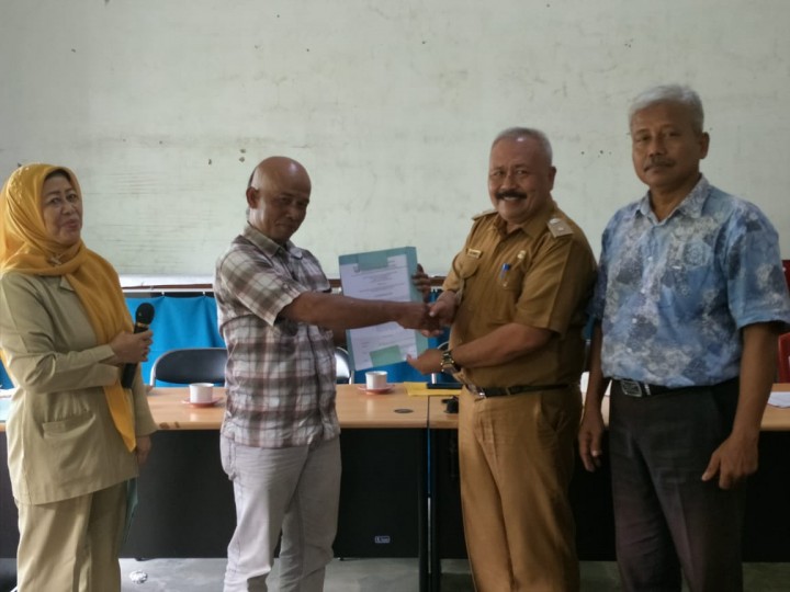 Penyerahan SK RT kepada seluruh RT di lingkungan masing-masing