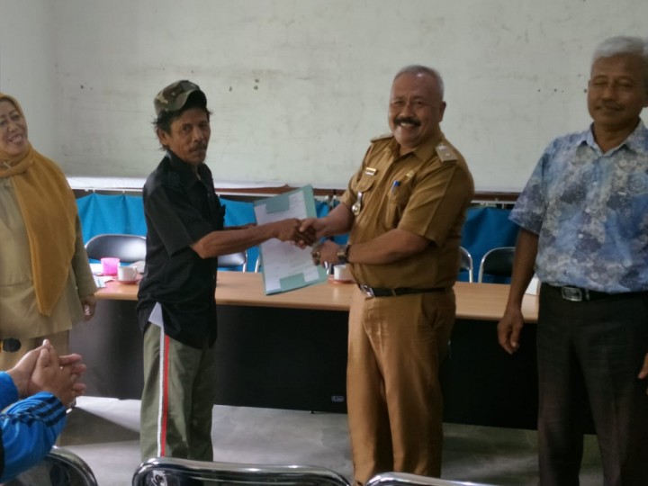 Penyerahan SK RT kepada seluruh RT di lingkungan masing-masing