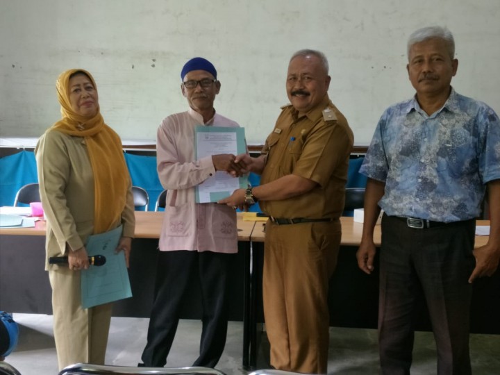 Penyerahan SK RT kepada seluruh RT di lingkungan masing-masing