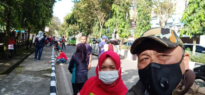 Kerja bakti Pengecatan Trotoar dan median jalan di sepanjangan jalan pahlawan di ikuti oleh seluruh pejabat pemkot kota samarinda