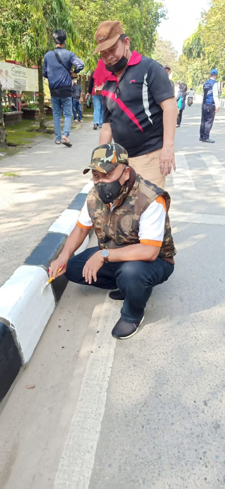 Kerja bakti Pengecatan Trotoar dan median jalan di sepanjangan jalan pahlawan di ikuti oleh seluruh pejabat pemkot kota samarinda