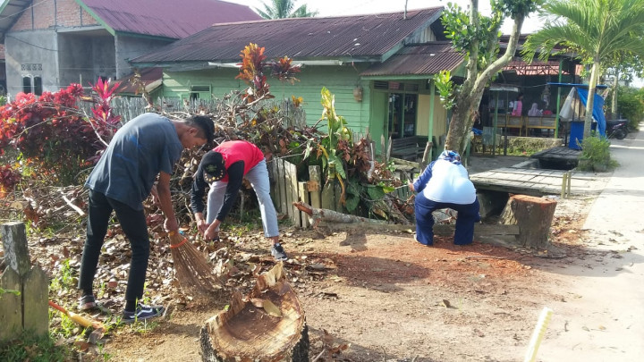 Gotong Royong jum'at bersih . membersihkan lingkungan sekitar kantor kelurahan