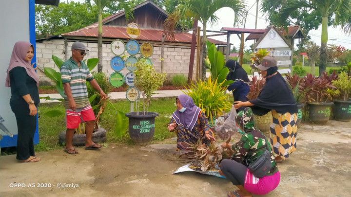 Gotong Royong jum'at bersih . membersihkan lingkungan sekitar kantor kelurahan