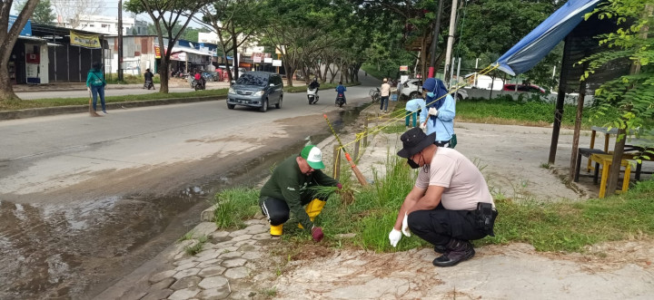 Gotong Royong Massal di Sepanjang Jalan Kapten Soedjono Sungai Kapih