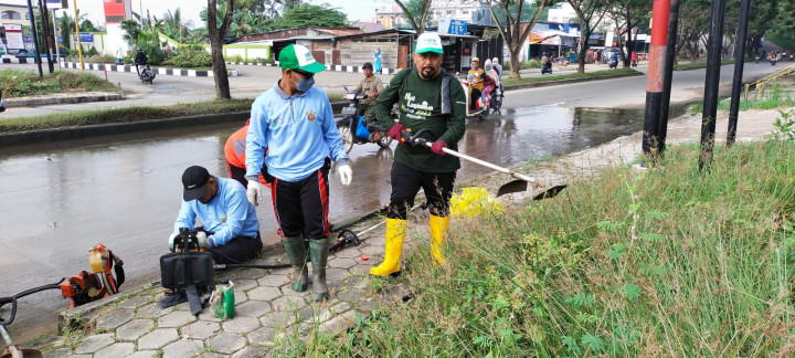 Gotong Royong Massal di Sepanjang Jalan Kapten Soedjono Sungai Kapih