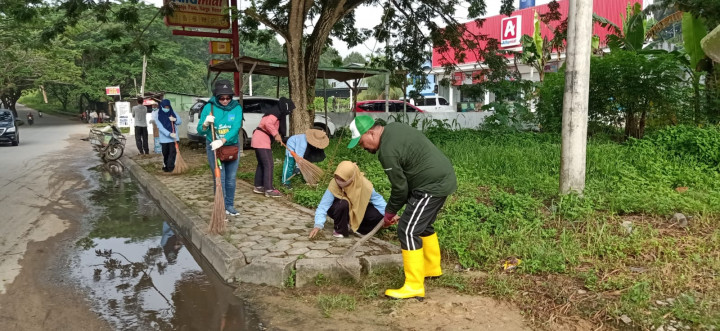 Gotong Royong Massal di Sepanjang Jalan Kapten Soedjono Sungai Kapih