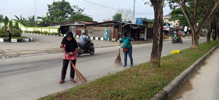 Gotong Royong Massal di Sepanjang Jalan Kapten Soedjono Sungai Kapih