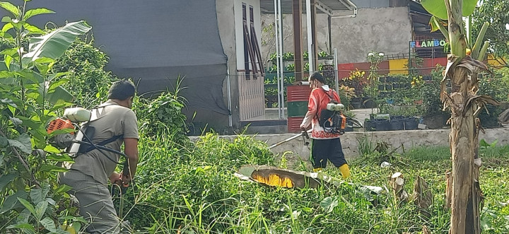 Gotong Royong Massal Membersikan Lingkungan di RT.09 Dasawisma Flamboyan 2