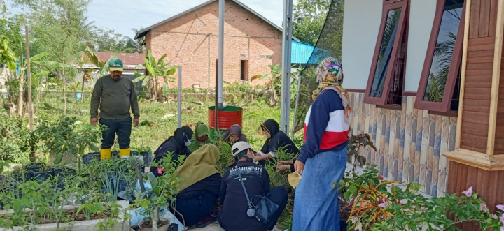 Gotong Royong Massal Membersikan Lingkungan di RT.09 Dasawisma Flamboyan 2