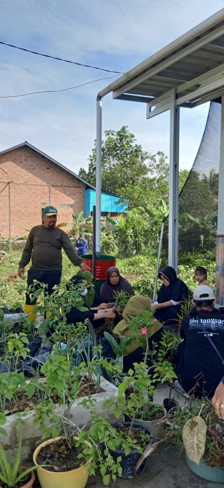 Gotong Royong Massal Membersikan Lingkungan di RT.09 Dasawisma Flamboyan 2