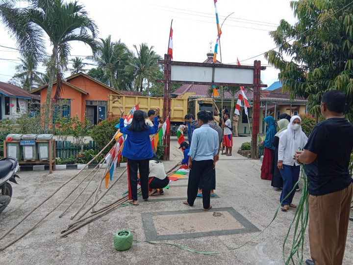 Pemasangan umbul-umbul menyambut HUT RI Ke-77