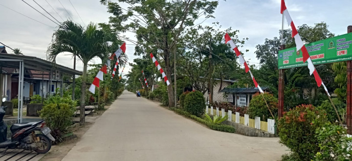 Pemasangan umbul-umbul menyambut HUT RI Ke-77