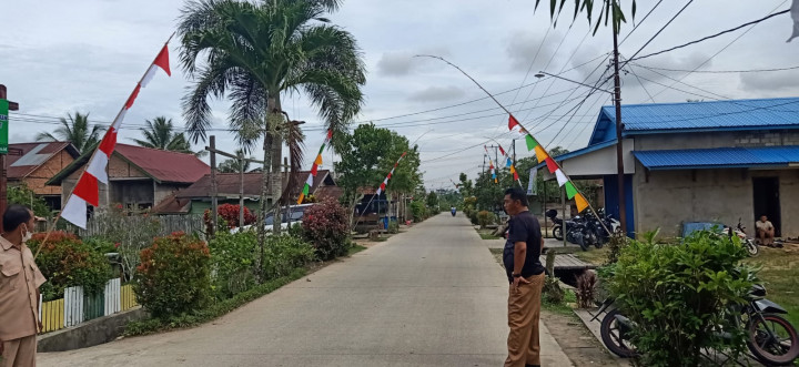 Pemasangan umbul-umbul menyambut HUT RI Ke-77