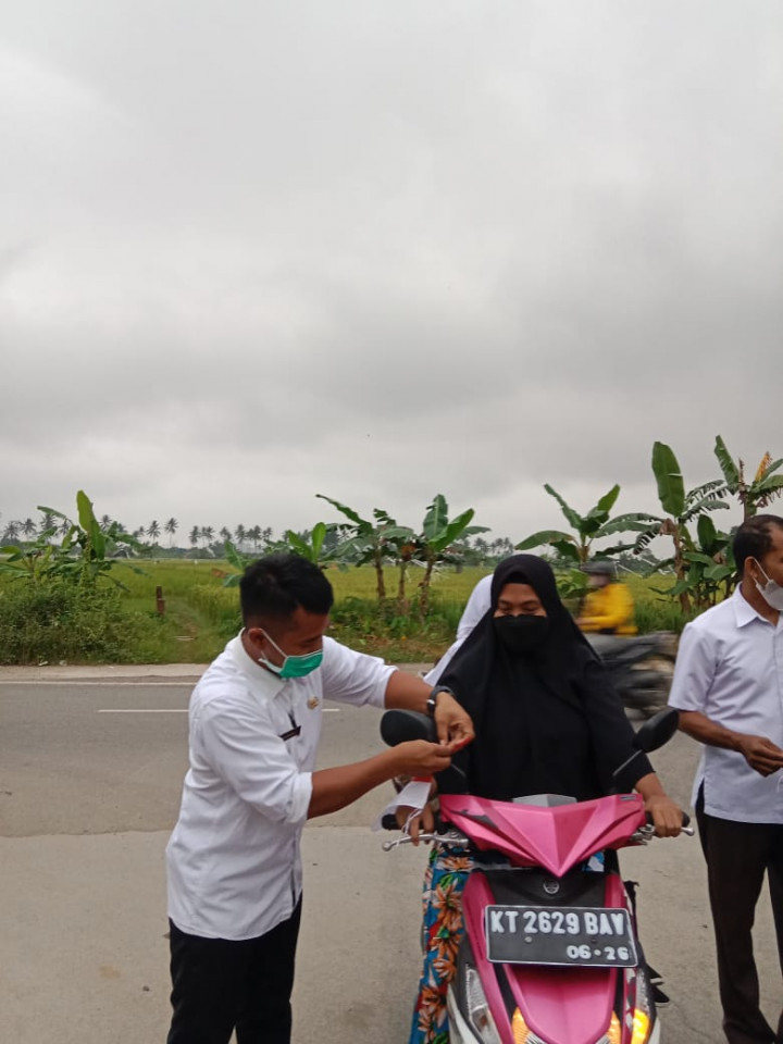 Membagikan Bendera Merah Putih sebanyak 50 buah ke pengendara R2 dan R4
