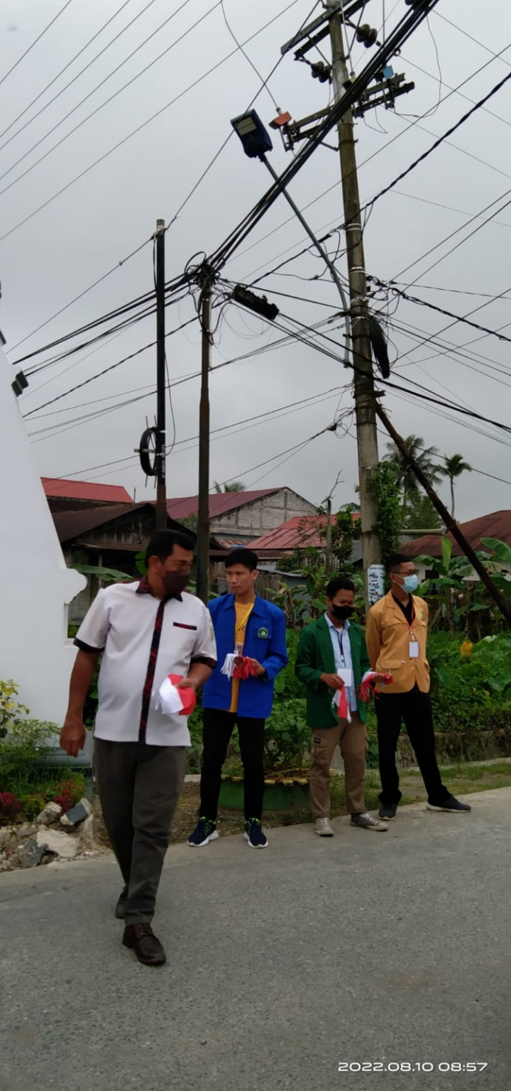 Membagikan Bendera Merah Putih sebanyak 50 buah ke pengendara R2 dan R4