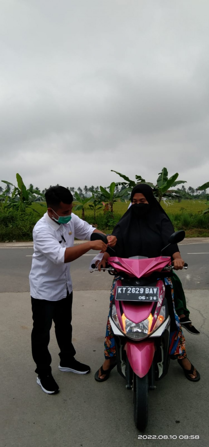 Membagikan Bendera Merah Putih sebanyak 50 buah ke pengendara R2 dan R4