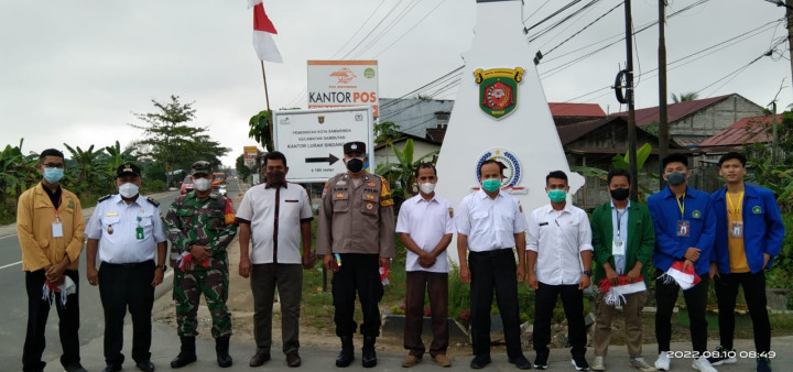 Membagikan Bendera Merah Putih sebanyak 50 buah ke pengendara R2 dan R4