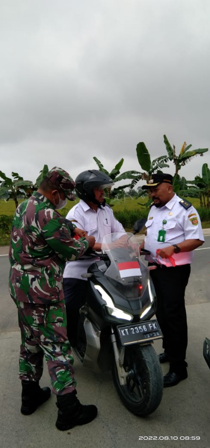 Membagikan Bendera Merah Putih sebanyak 50 buah ke pengendara R2 dan R4